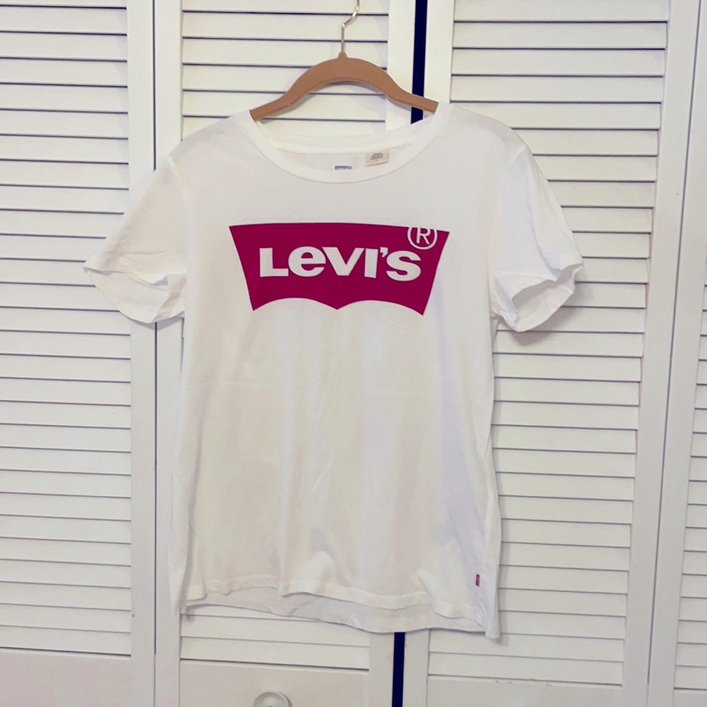 NWOT Levi’s T Shirt